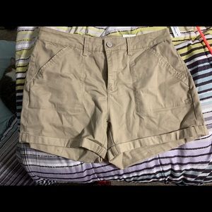 Kaki shorts!
